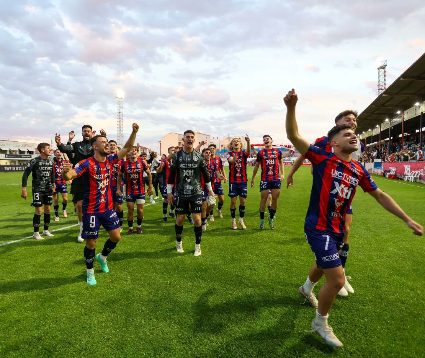 El Yeclano Deportivo celebra el pase a la final de los playoffs