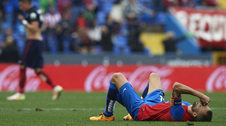 Juanfran del Levante durante el partido de liga contra el Atletico de Madrid en el Ciutat de Valencia el 8 de mayo