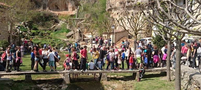 Visitantes en Orbaneja del Castillo en abril de 2017