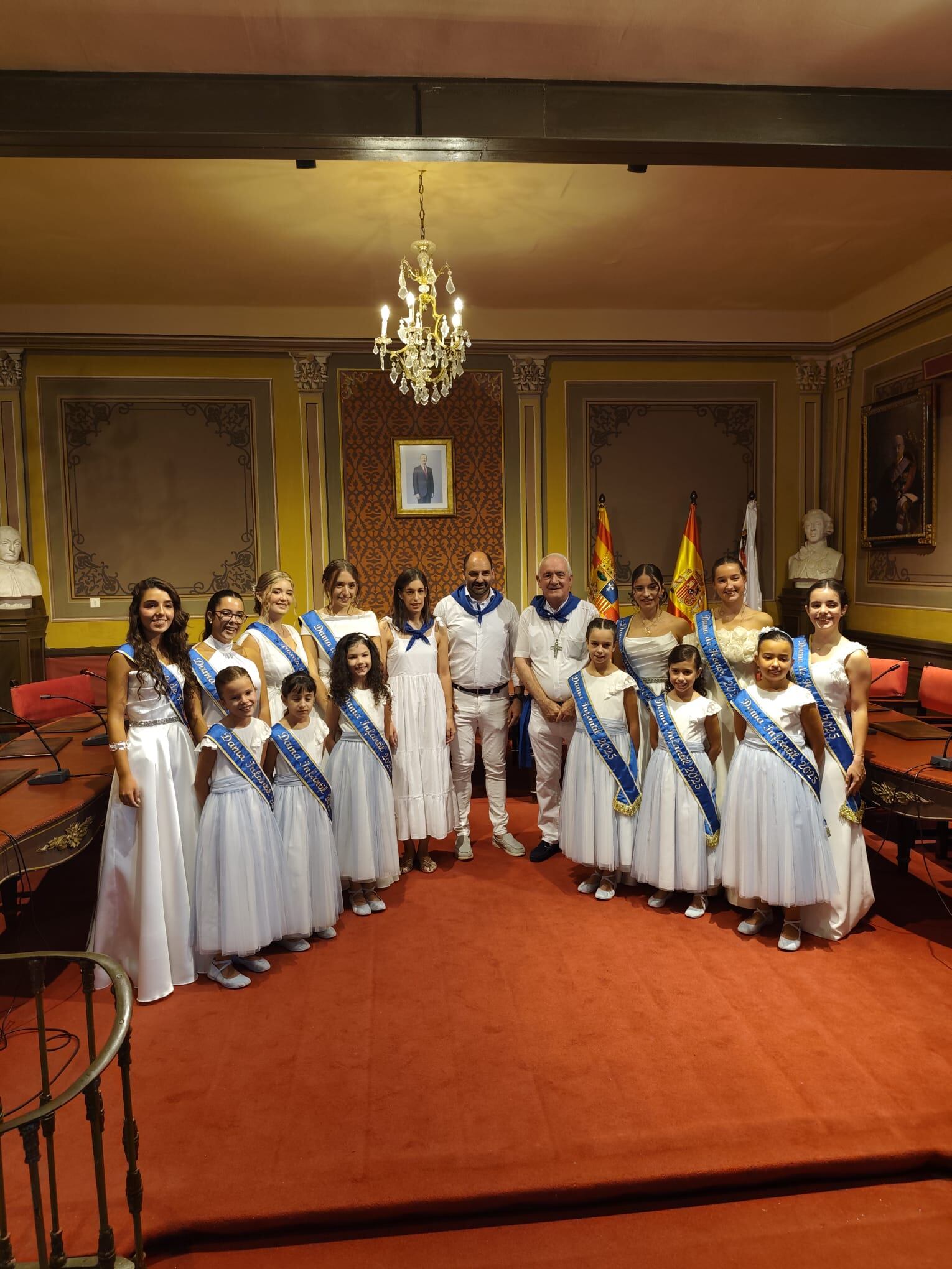 Fernando Torres y D. Ángel Pérez, junto a las Damas Mayores e Infantiles.