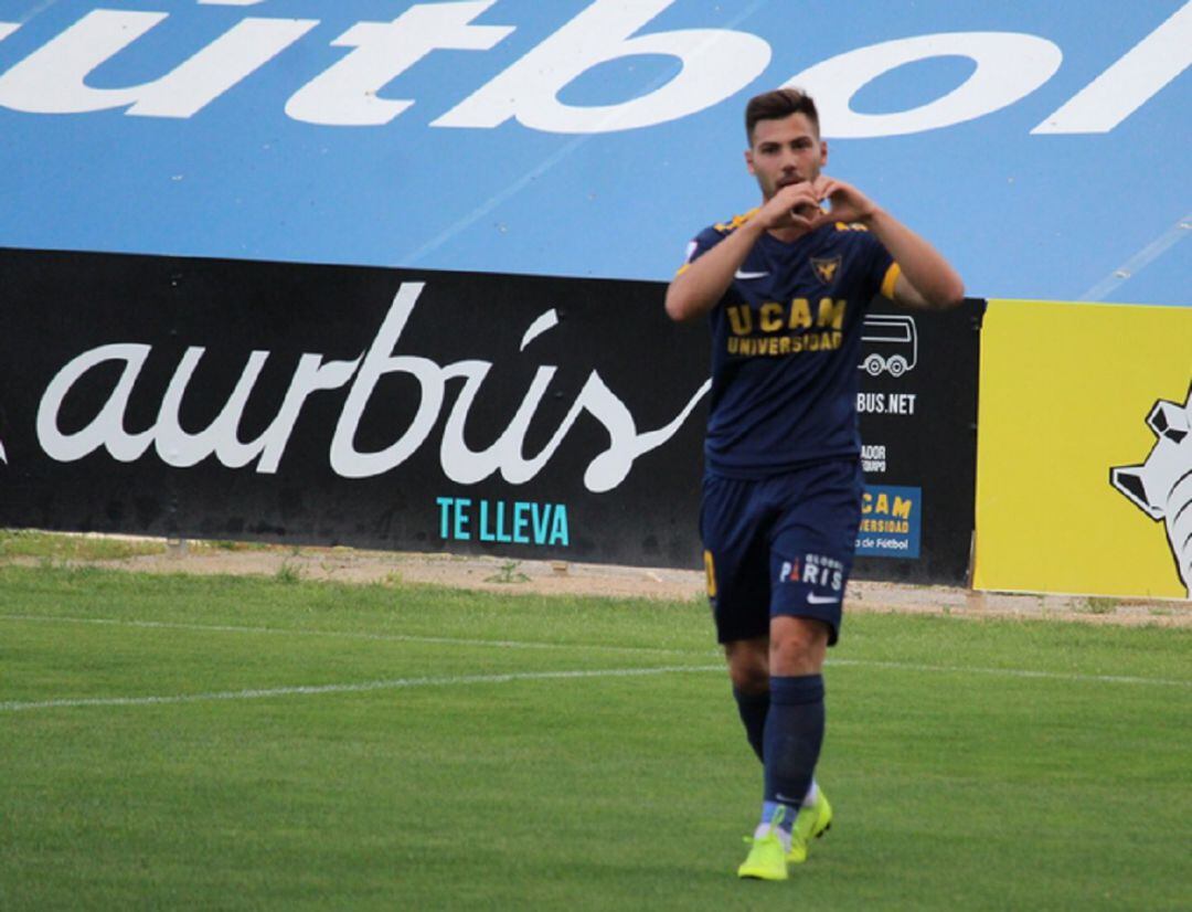 Luis Fernández celebra su gol ante el Talavera