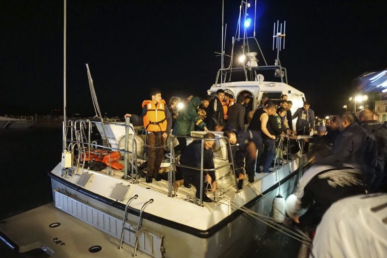 Vista de la llegada de un grupo de inmigrantes al puerto de Mytilini, isla de Lesbos, Grecia, este jueves tras el naufragio de otra embarcación