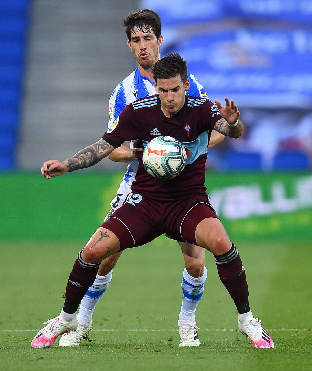 Aritz Elustondo intenta robar un balón a Santi Mina