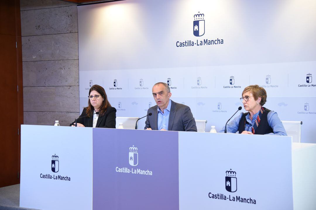 La directora gerente del SESCAM, Regina Leal, la directora general de Humanización y Atención Sociosanitaria, Maite Marín, y el director general de Salud Pública, Juan Camacho, informan, en la sala de prensa de la Consejería de Sanidad, sobre la red de soporte a centros sociosanitarios de Castilla-La Mancha