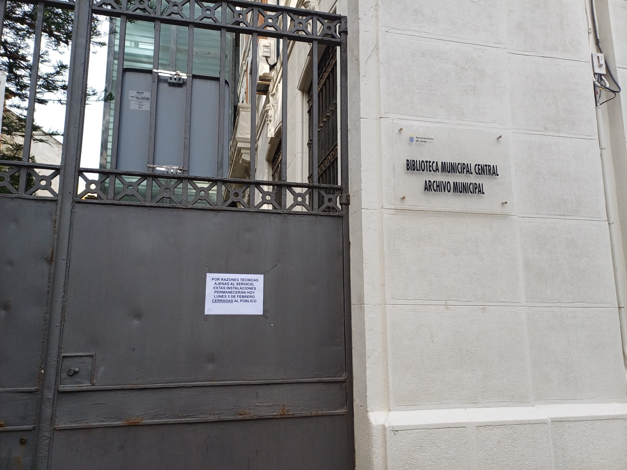 Un cartel informa del cierre de la Biblioteca Central este lunes