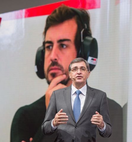 El presidente de Toyota da la bienvenida a Fernando Alonso