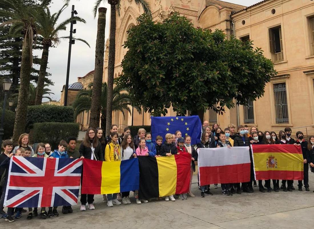 Alumnos del proyecto Erasmus+ en las Esclavas de Benirredrà