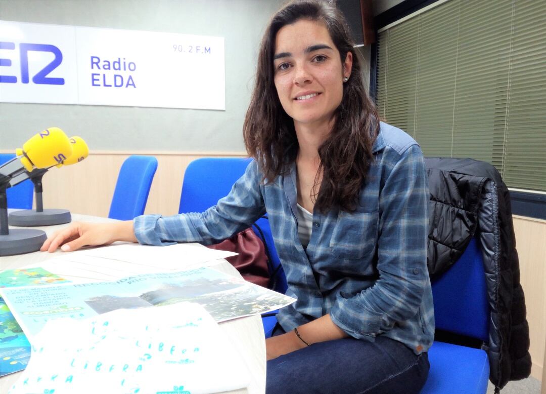 Marina Ortega en el estudio de Radio Elda SER