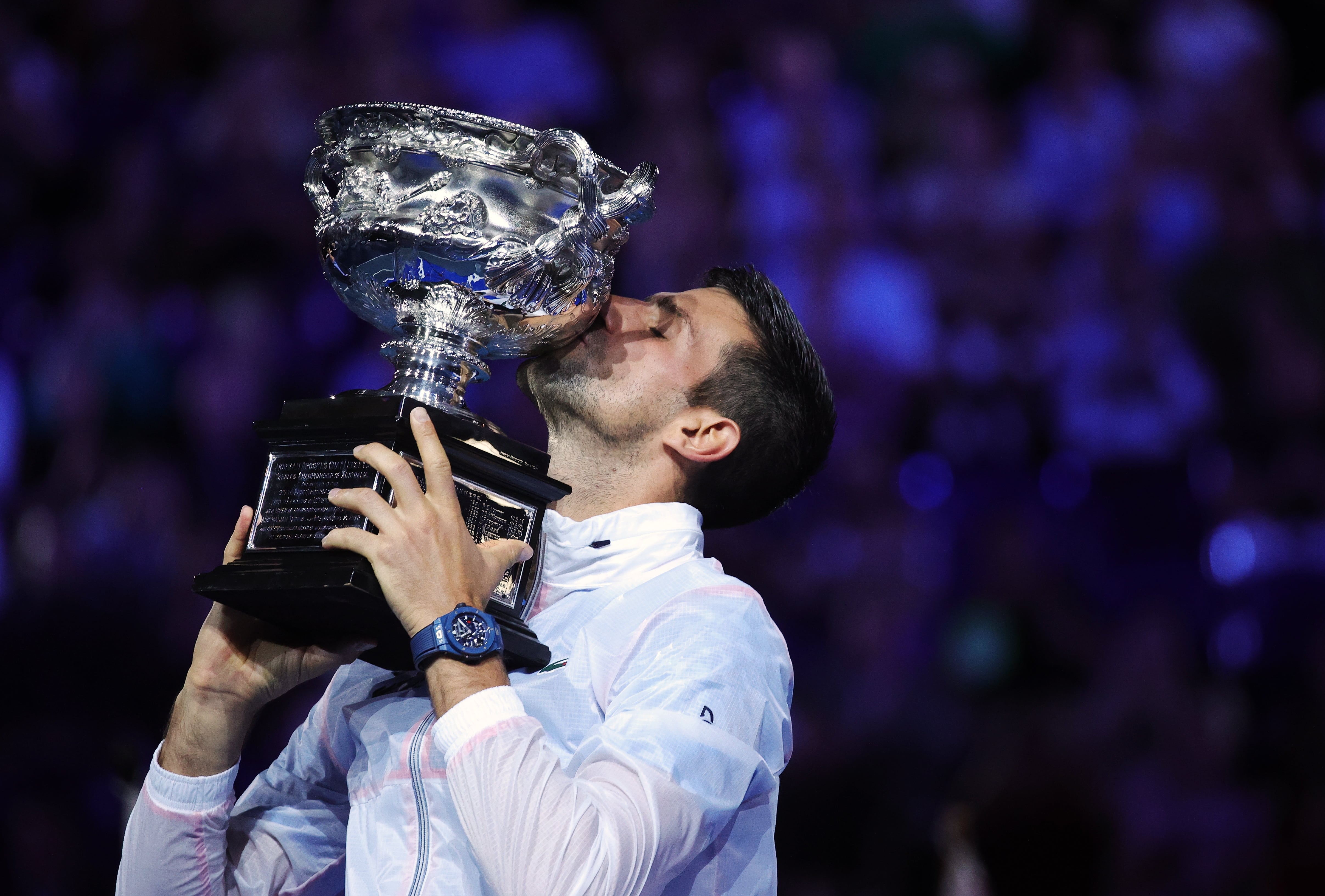 Melbourne (Australia), 29/01/2023.- Novak Djokovic of Serbia kisses the Norman Brookes Challenge Cup after winning the men&#039;Äôs singles final against Stefanos Tsitsipas of Greece at the 2023 Australian Open tennis tournament in Melbourne, Australia, 29 January 2023. (Tenis, Abierto, Grecia) EFE/EPA/FAZRY ISMAIL
