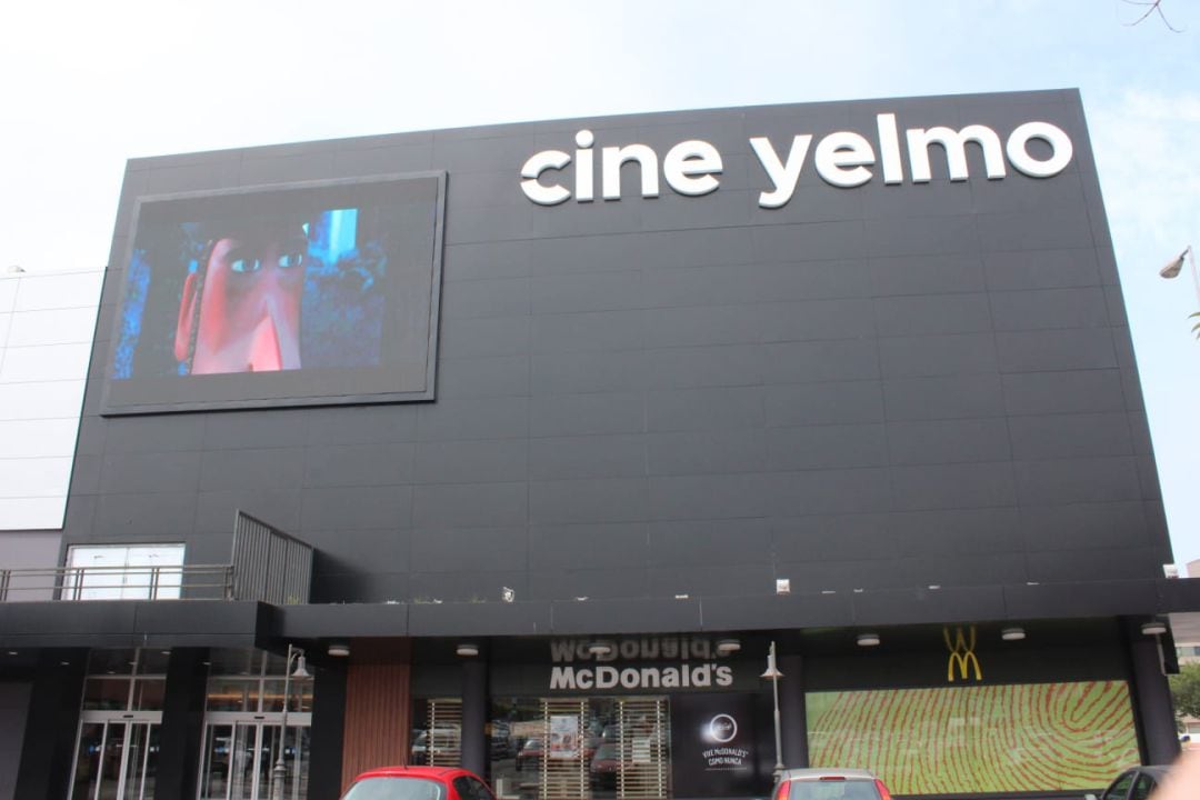 Entrada Cines Yelmo en Gijón. 