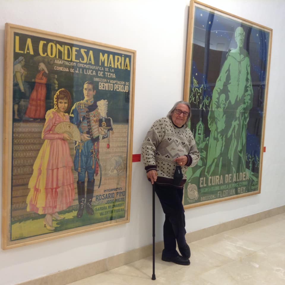 Lucio Romero junto con algunos de su carteles de cine español de la década de los años 20