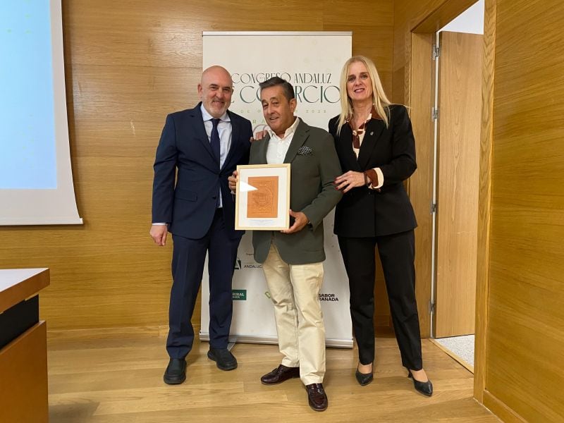 Pepe Rosado recibiendo el reconocimiento