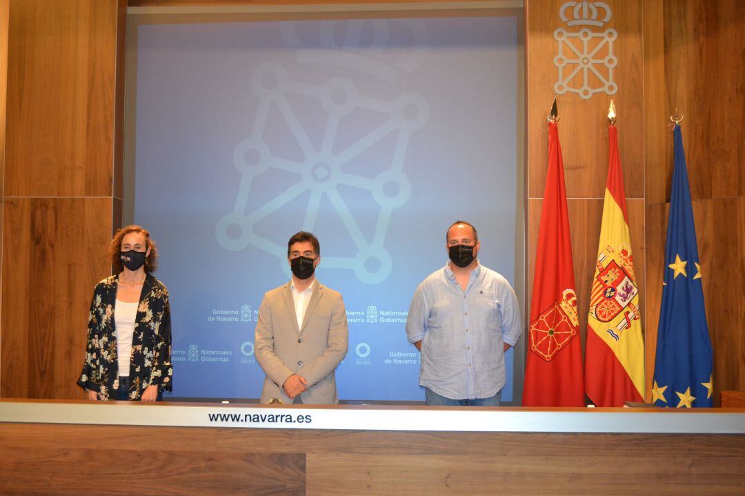 El consejero de políticas migratorias Eduardo Santos acompañado en la rueda de prensa de la directora general Patricia Ruiz de Irizar y del coordinador del programa Ramiro González