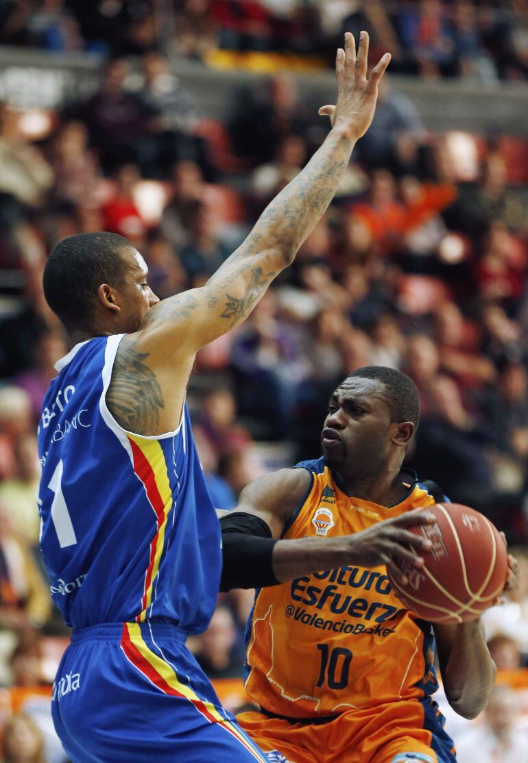 GRA190. VALENCIA, 04/04/2015.- El alero centroafricano del Valencia Basket Romain Sato (d) trata de vencer la oposición del alero caboverdiano del Morabanc Andorra Betinho Gomes (i), durante el encuentro de la vigésima séptima jornada de la Liga ACB disputado hoy en el pabellón Fuente San Luis. EFE/Kai Försterling