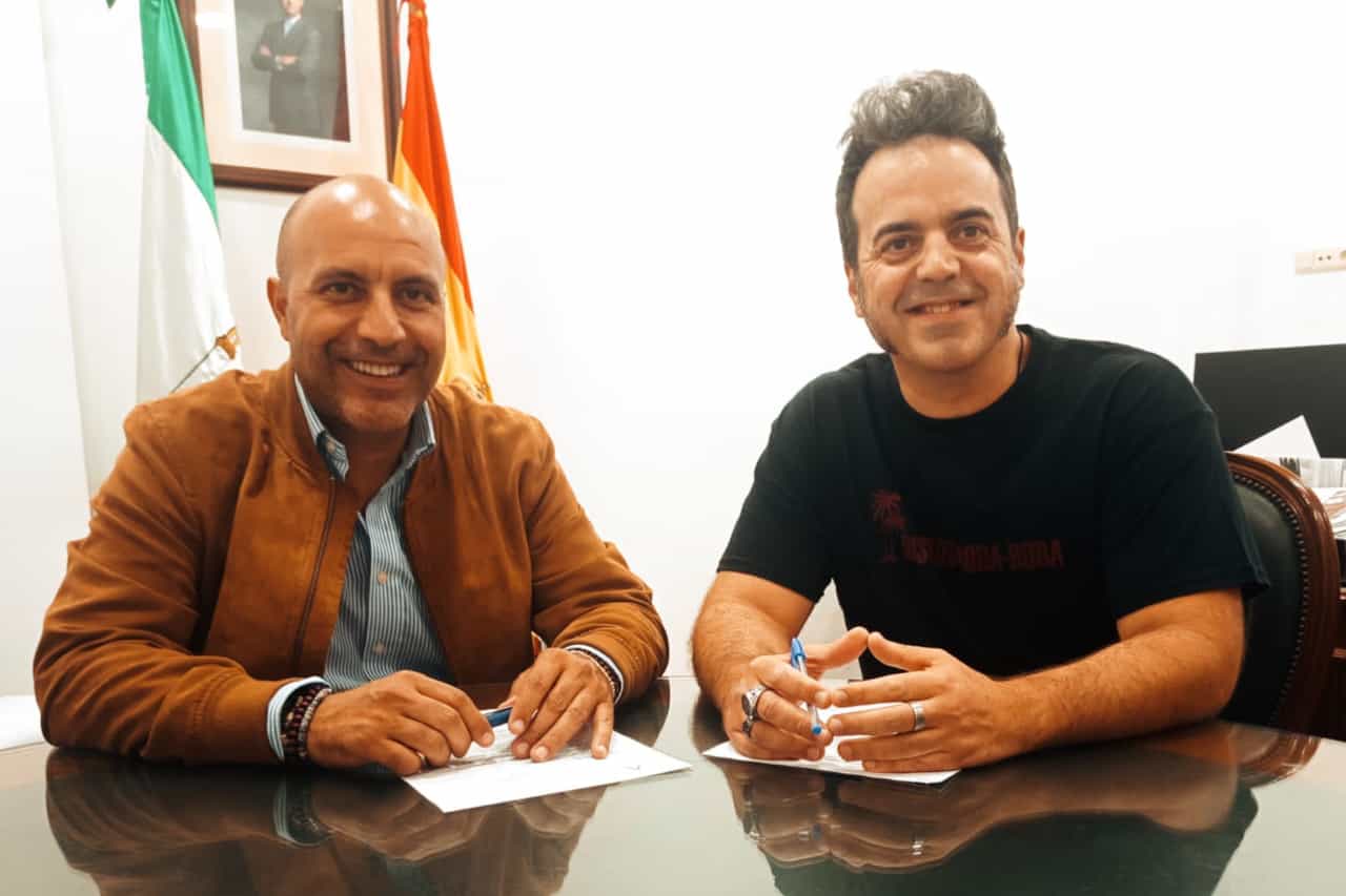 El alcalde de Otura, Nazario Montes junto al presidente de la Asociación &quot;Perplejos&quot; Javier Fernández