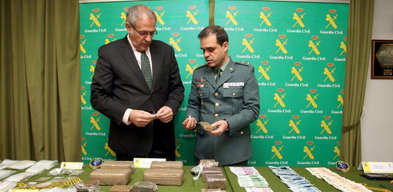 El subdelegado de Gobierno, Antonio Bermejo, junto al teniente coronel Javier Peña, muestran la mercancía incautada en la operación &#039;Sinobas&#039;