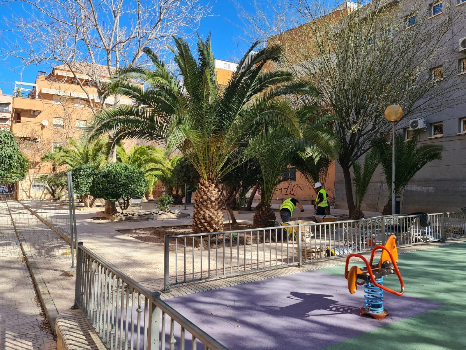 Elda mejora la plaza junto a la AMCE Santa Cecilia