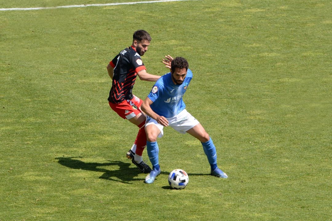 Raul Ruiz, ante un jugador del Lleida