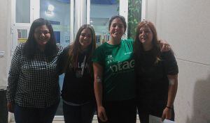 Algunas jugadoras del Ja&eacute;n Rugby frente al Centro de Transfusi&oacute;n Sangu&iacute;nea de Ja&eacute;n.