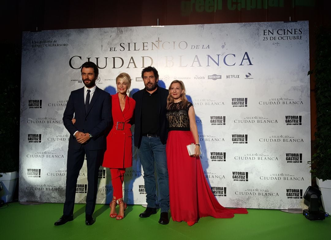 Javier Rey, Belén Rueda, Daniel Calparsoro y Eva García Saenz de Urturi posan en el photocall