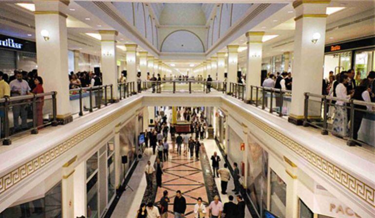 Interior del centro comercial Plaza Mar 2