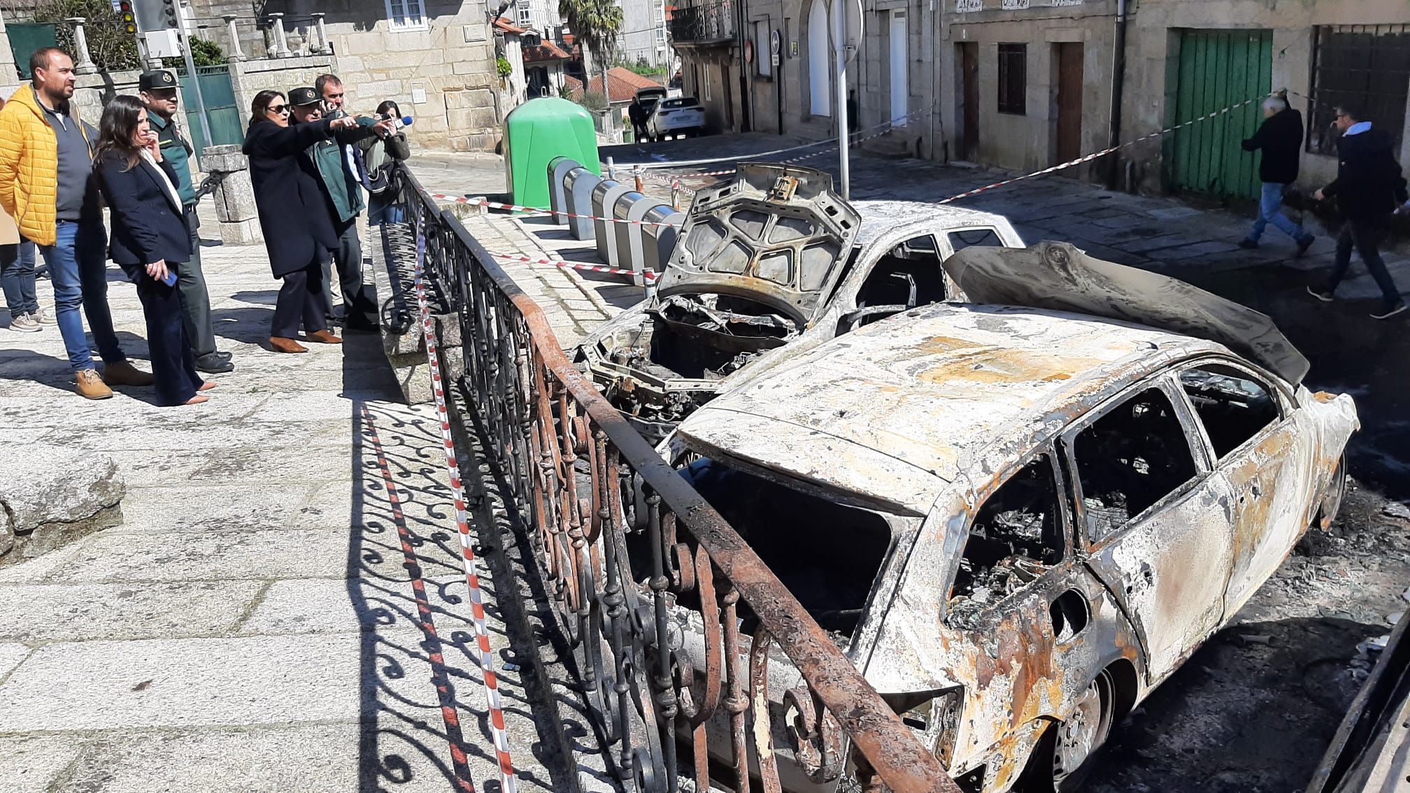 La subdelegada del Gobierno en Pontevedra, Maica Larriba, visita Tui tras los actos vandálicos