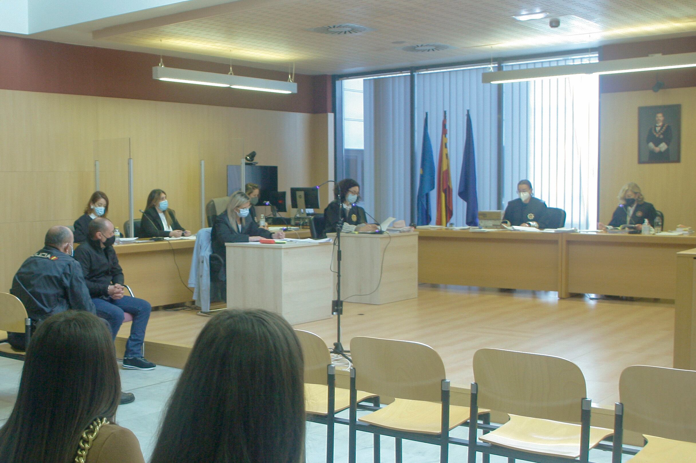 GIJÓN (ASTURIAS) 25/04/2022.-La Sección Octava de la Audiencia de Asturias aconge desde este lunes el juicio con jurado popular contra el acusado del asesinato de Lorena Dacuña, en Febrero de 2020, por el que la Fiscalía pide una pena de 20 años de prisión. EFE/Juan González.
