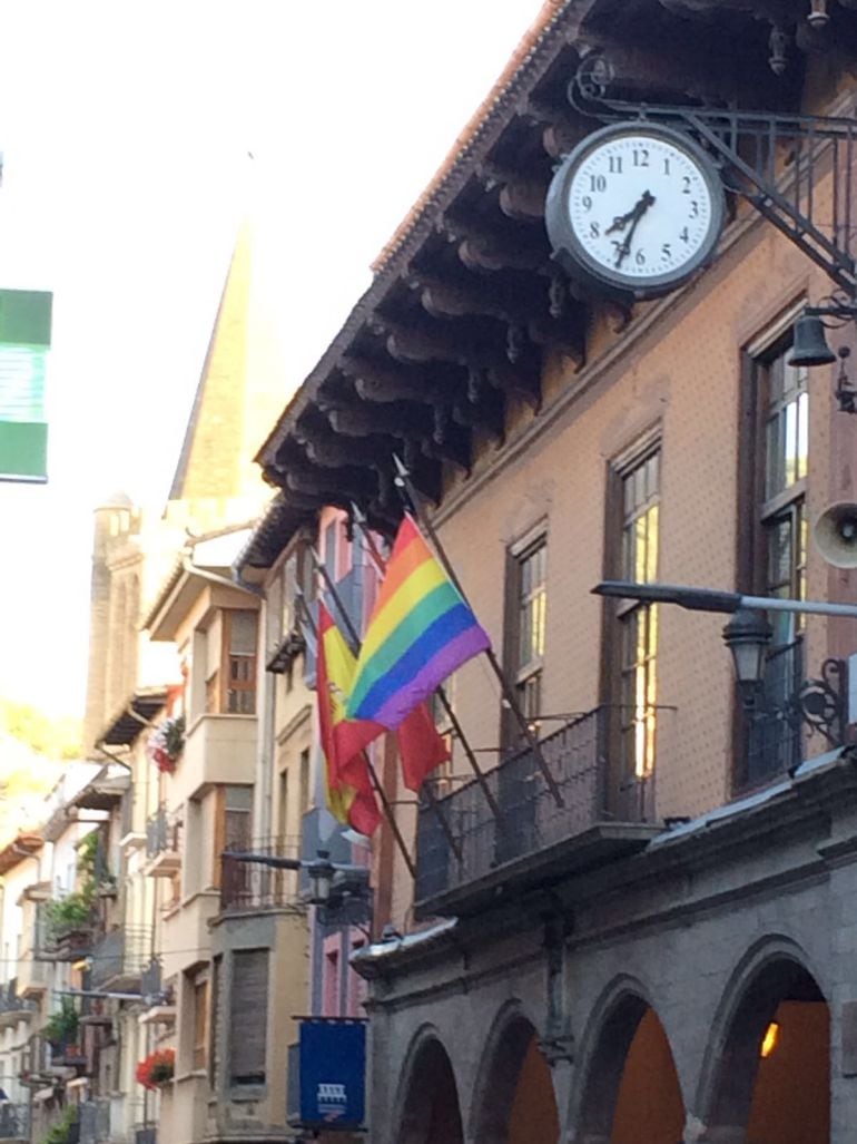 El Ayuntamiento de Sangüesa, con la bandera arcoiris en su fachada