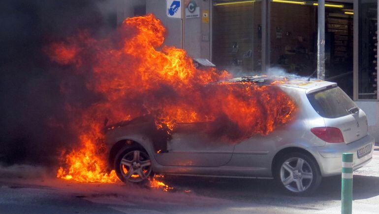 Un ferit en un incendi d'un cotxe a Blanes