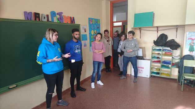 Los tres yoputubers en su introducción a los estudiantes