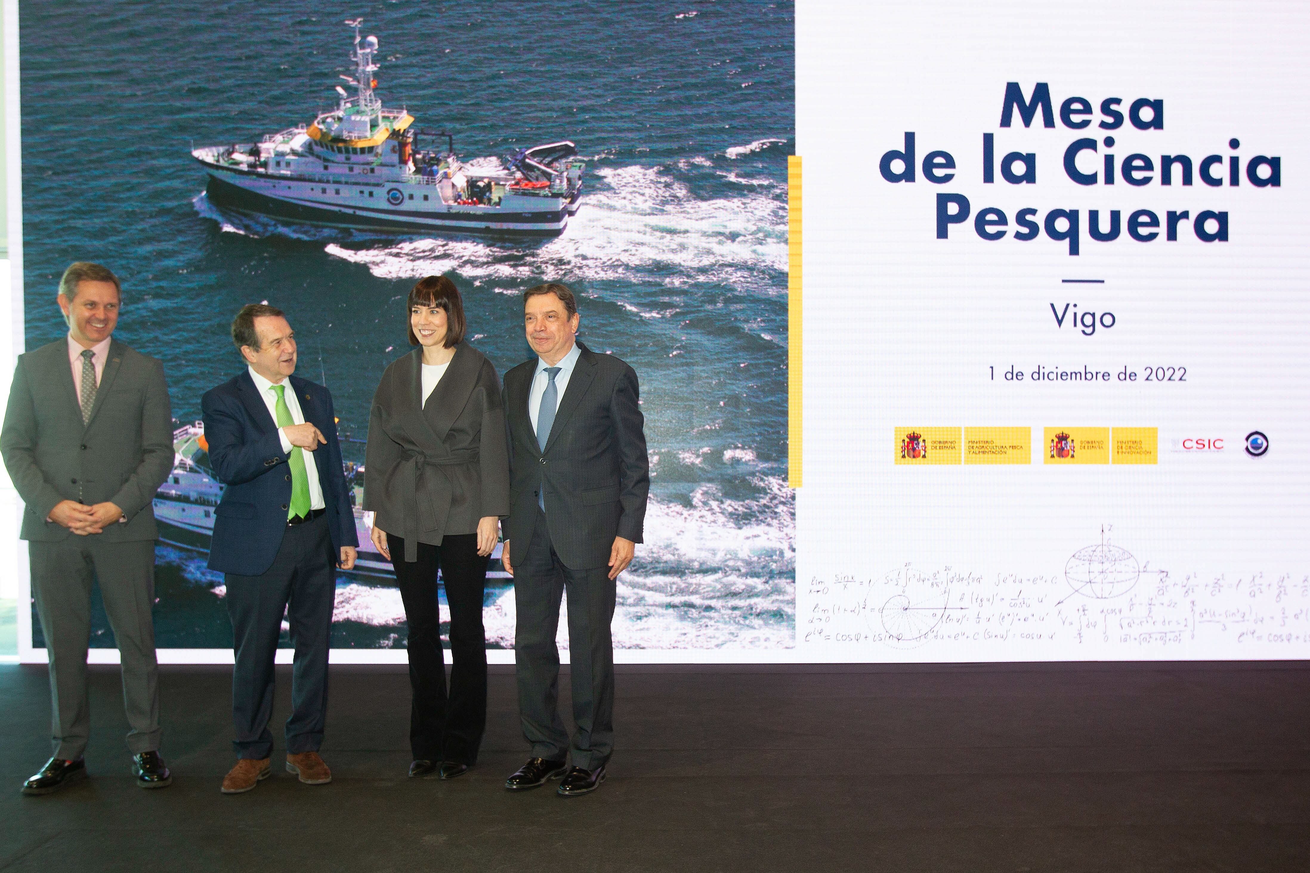 El delegado del Gobierno, José Manuel Miñones, el alcalde de Vigo, Abel Caballero, la ministra de Ciencia, Diana Morant y el ministro de Agricultura, Pesca y Alimentación, Luis Planas  a su llegada a la primera reunión de la Mesa de la Ciencia Pesquera este jueves en la localidad gallega.