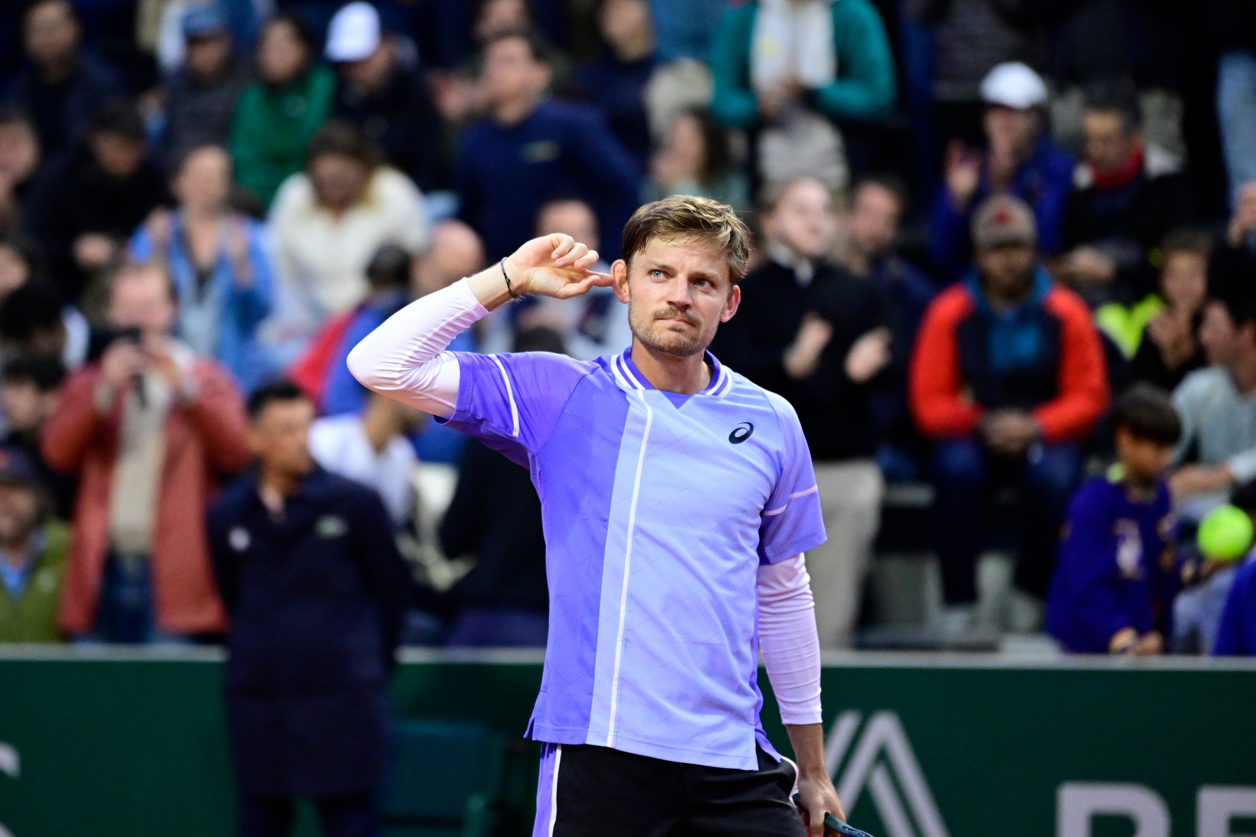 David Goffin celebra su victoria en la primera ronda de Roland Garros enfrentado con el público