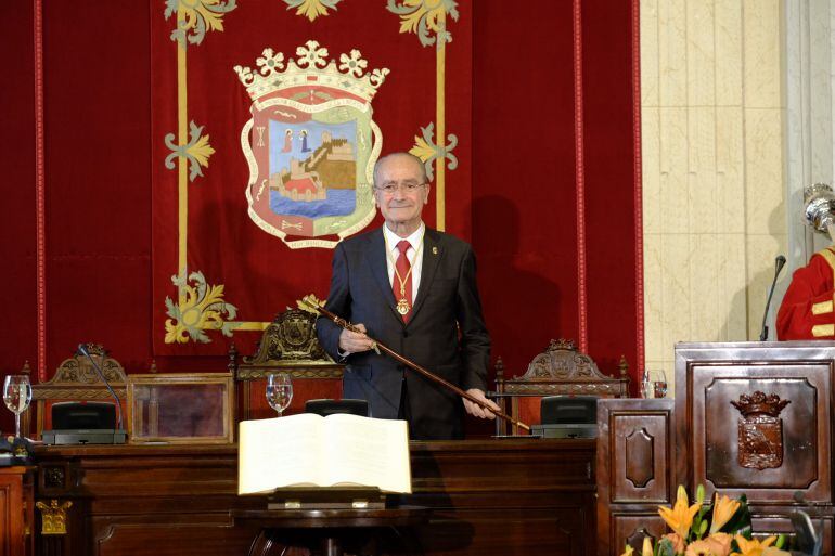 El alcalde popular Francisco de la Torre sostiene la vara de mando