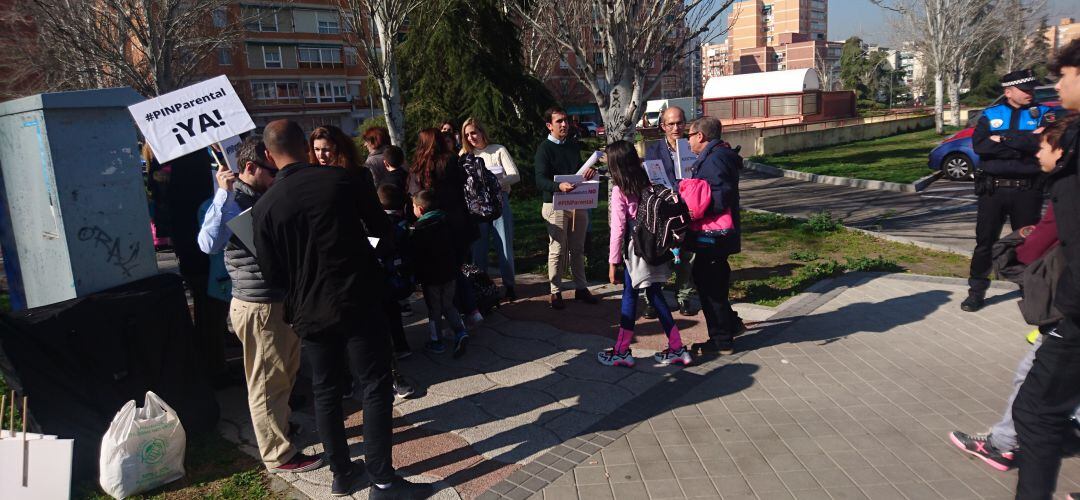 Los representantes de HazteOir difundiendo sus folletos sobre el pin parental en Leganés