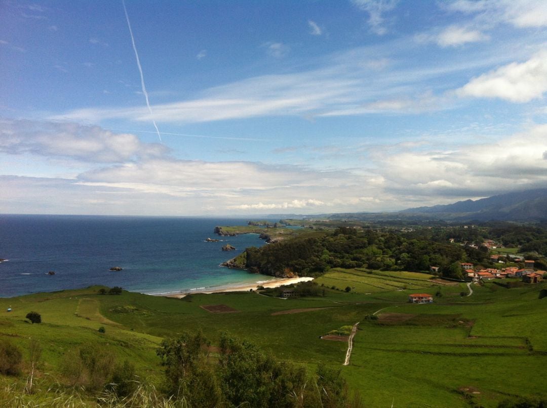 Una de las playas de este concejo, con la montaña al fondo