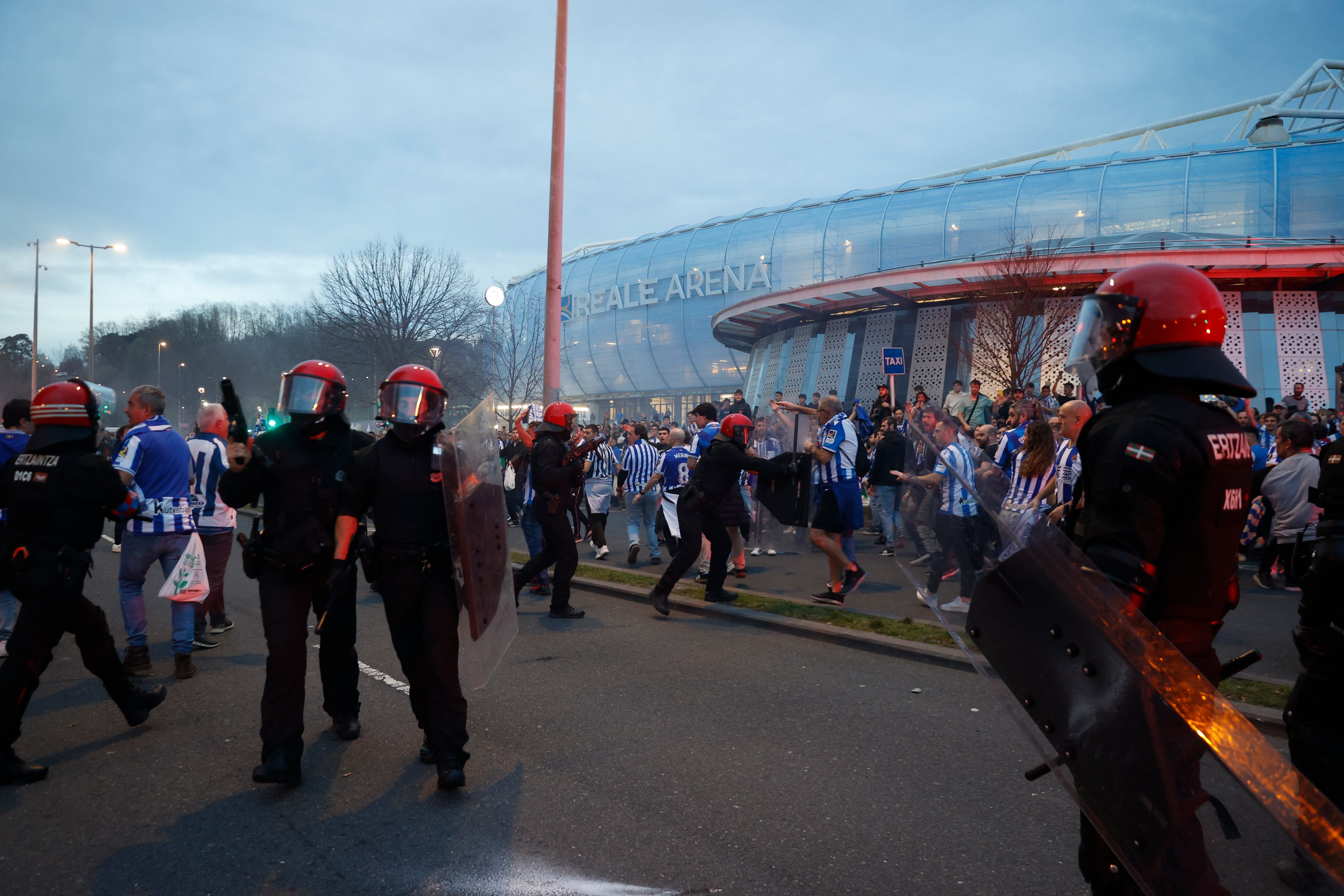 SAN SEBASTIÁN, 16/03/2023.- Agentes de la Ertzaintza han cargado contra aficionados en el exterior del Reale Arena de Donosti, donde se va a disputar este jueves el partido de vuelta de cuertos de final de la Europa League entre la Real Sociedad y la AS Roma. EFE/Javier Etxezarreta
