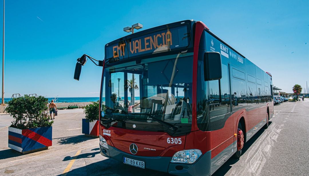 Archivo - Autobús de la EMT de València