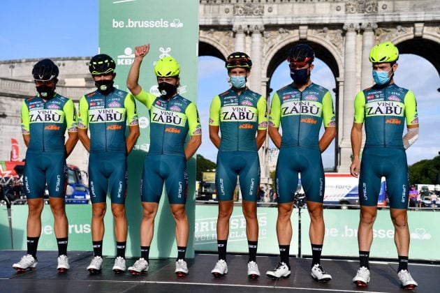 Matteo De Bonis, el segundo por la derecha en esta imagen del equipo Vini Zabú.