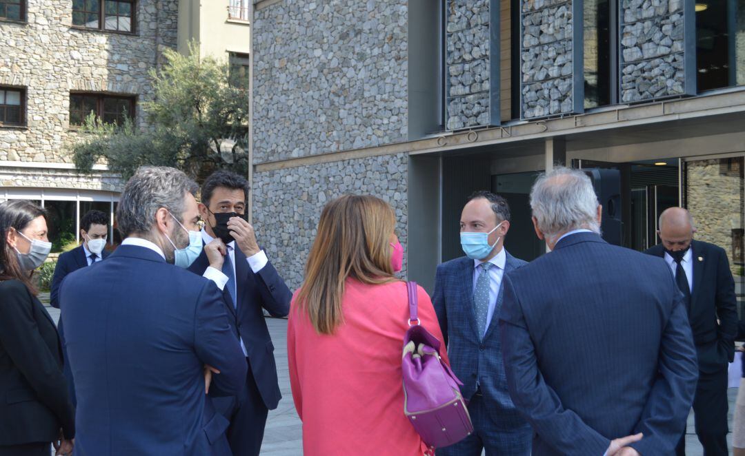 El cap de Govern, Xavier Espot, conversa amb els cònsol abans de l'acte.
