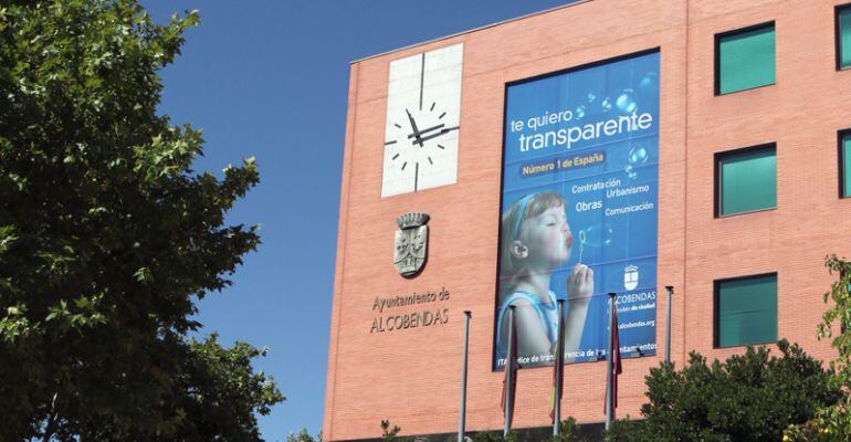 Fachada del ayuntamiento de Alcobendas con la campaña sobre transparencia en la gestión