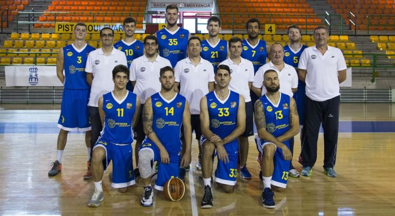 Plantilla completa del COB, donde ayer viernes y pese a perder en la cancha del Breogán por 87- 74, jugaba un gran partido,dentro del derbi del Miño