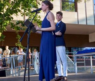 Representantes de los recién graduados en su tradicional discurso.