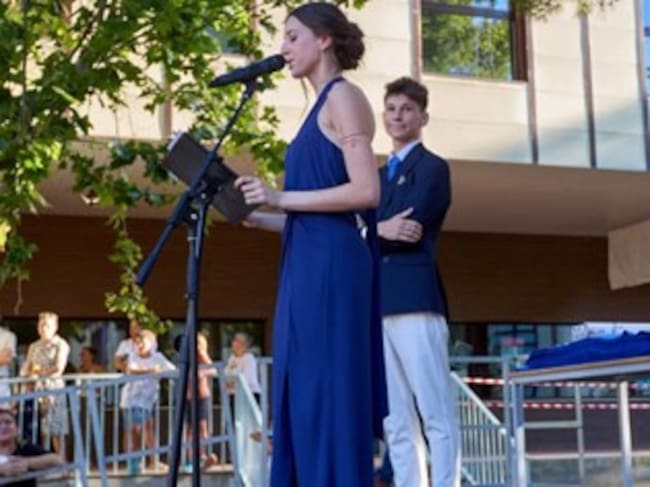 Representantes de los recién graduados en su tradicional discurso.