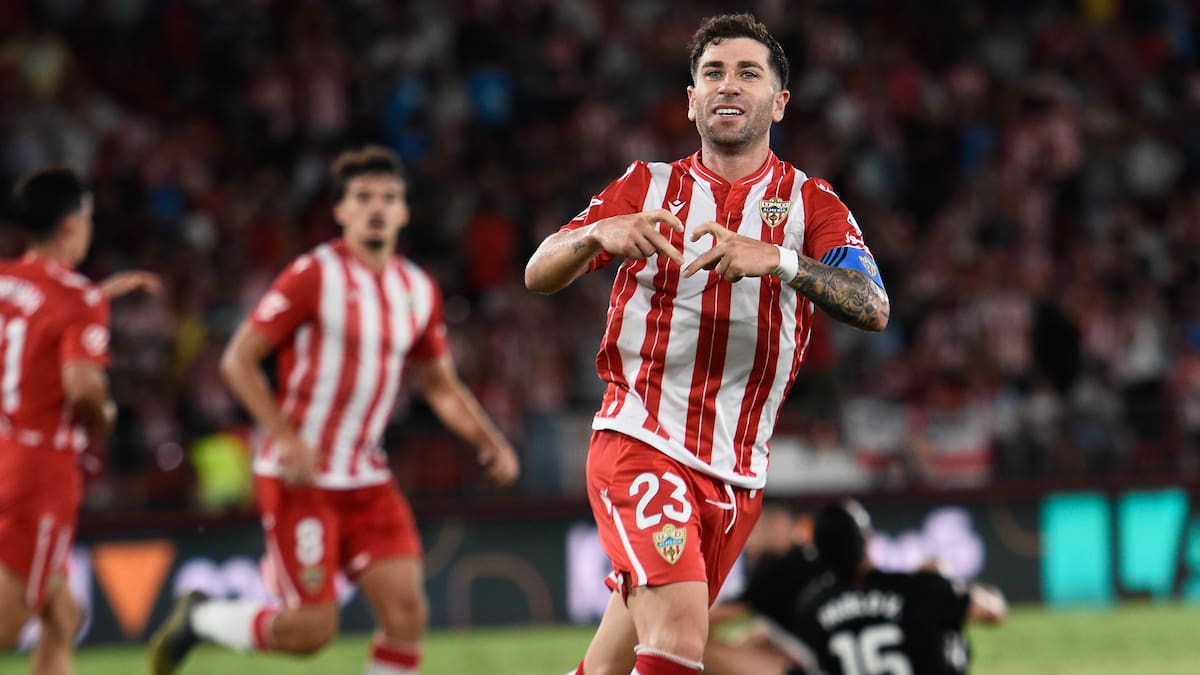 Embarba se emociona con sus 100 partidos en el Almería: “Aquí me siento como en casa”