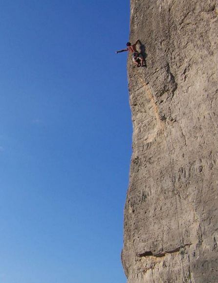 Miguel Anta, superando una pared vertical