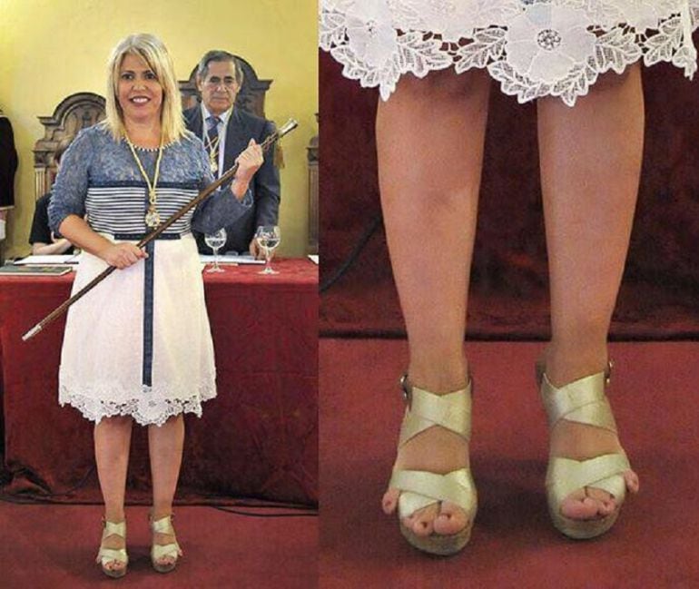 La alcaldesa de Jerez, Mamen Sánchez, con la vara de mando, y la imagen de sus pies, que se ha hecho viral