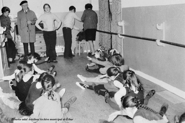 Imagen de una de las primeras clases de Juanita Unzueta en Eibar