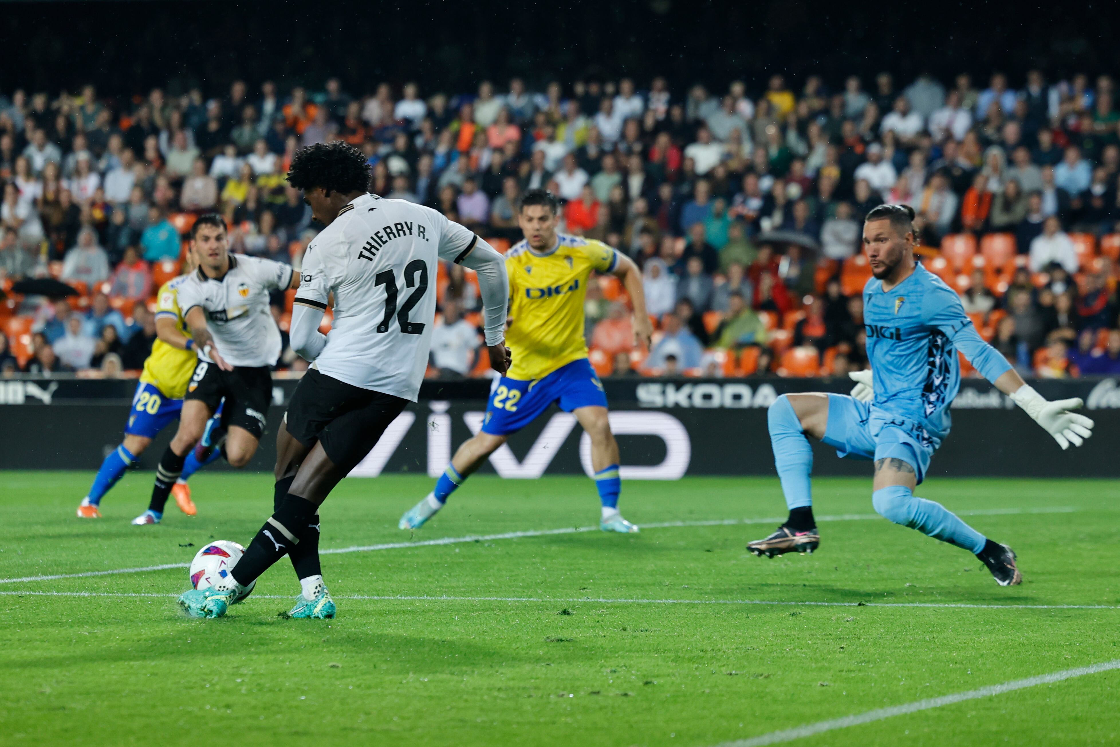 VALENCIA, 23/10/2023.- El centrocampista portugués del Valencia, Thierry Correia, remata de rabona ante el guardameta argentino del Cádiz, Jeremias Ledesma, en la jugada que ha significado el segundo gol de su equipo durante el encuentro correspondiente a la jornada 10 de primera división que disputan hoy lunes en el estadio de Mestalla, en Valencia. EFE / Biel Aliño.
