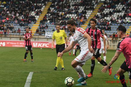 Ángel conduce el balón en la acción que acabó con un gol de bandera