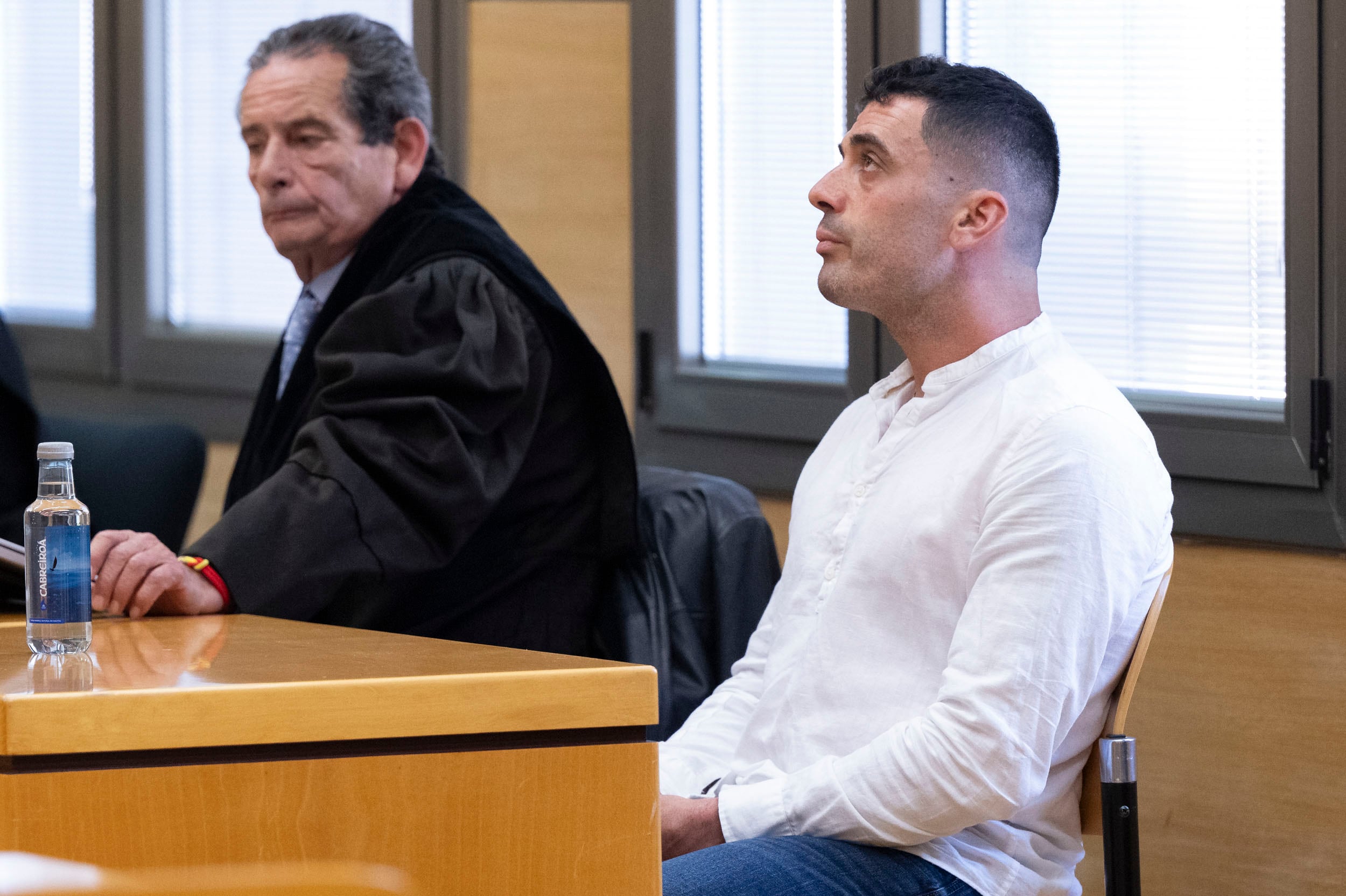 CIUDAD REAL, 23/05/2025.-La sección Segunda de la Audiencia Provincial de Ciudad Real juzga con tribunal popular desde hoy hasta el día 29, al acusado de asesinar en Piedrabuena (Ciudad Real) en 2023 a su pareja sentimental, además de otros delitos como maltrato habitual o coacciones, para quien la Fiscalía pide 29 años y medio de cárcel. EFE/Jesús Monroy POOL
